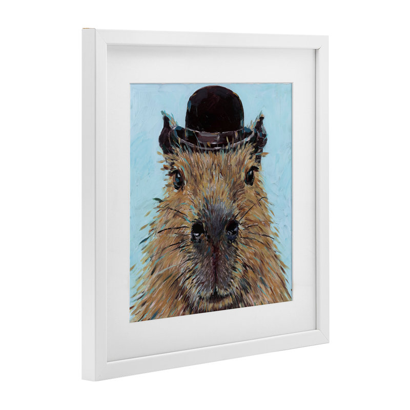 Gros plan Capybara avec chapeau, reproduction sous verre, design par Studio Bautista, H 13 po x l 13 po, Cadre blanc côtier