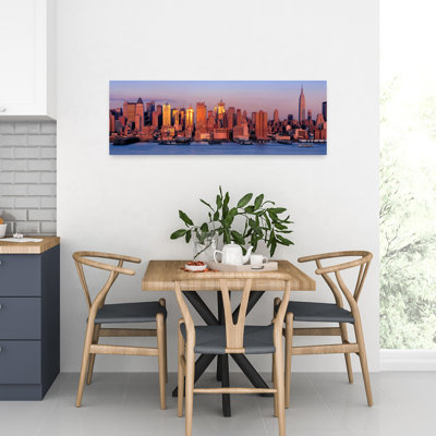 États-Unis, New York, New York, West Side, gratte-ciel dans une ville au crépuscule, art mural contemporain