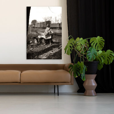 1930, Hobo assis par chemin de fer lisant le journal pendant la Grande Dépression, art mural rétro classique rétro