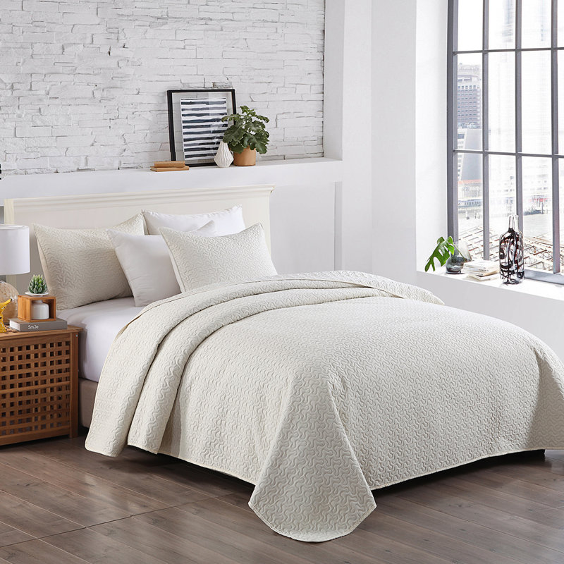 QSM02 Quilt, King Quilt + 2 King Shams, White
