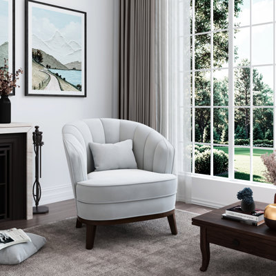 Gris, fauteuil d'appoint rembourré, coussin en mousse viscoélastique, coussin décoratif assorti, design américain, espace de vie principal, style rafraîchissant, bords incurvés élégants, détails en canaux, ambiance sophistiquée