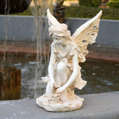 Fée papillon à genoux