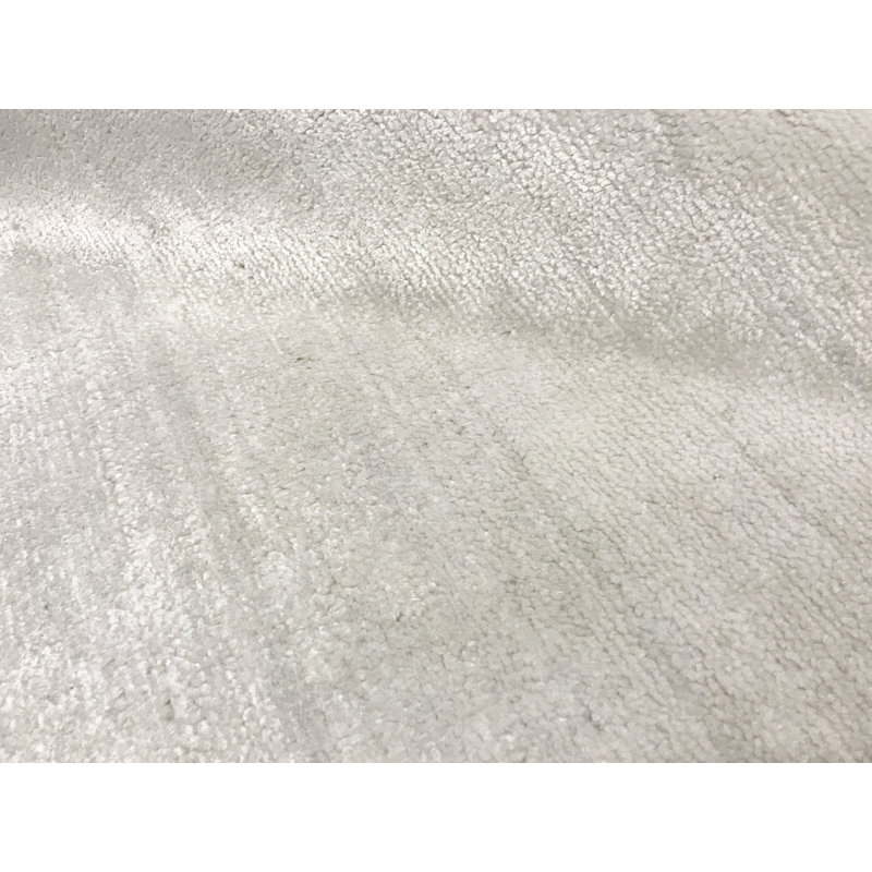 Area Rug in White, Rectangle 5'6" x 7'10"