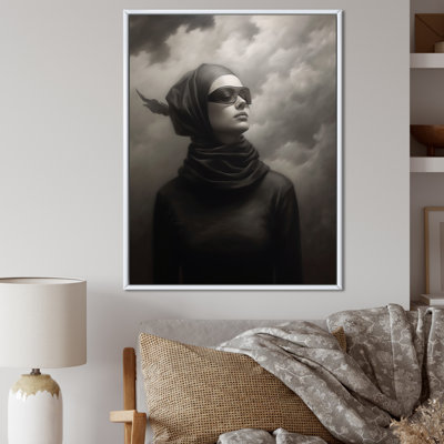 Portrait monochrome d'une femme rêveuse avec lunettes de soleil sur toile
