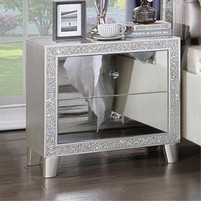 Table de chevet fonctionnelle en champagne avec design en miroir et structure de rangement