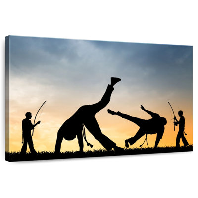 Silhouette de capoeira au coucher du soleil