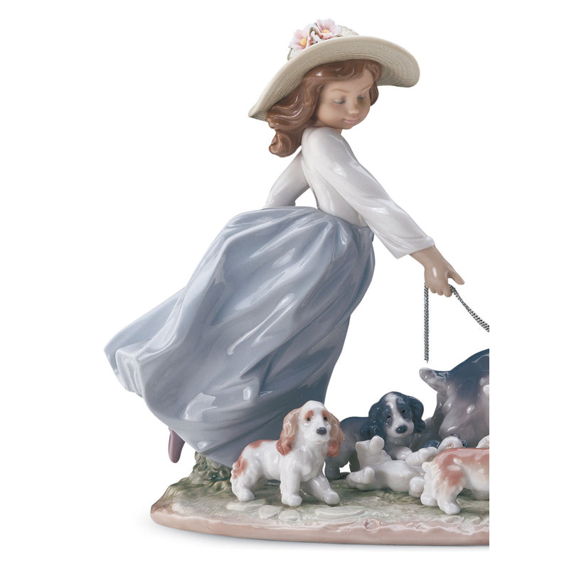 Figurine Â« DÃ©filÃ© de chiots : une fille avec des chiens Â»