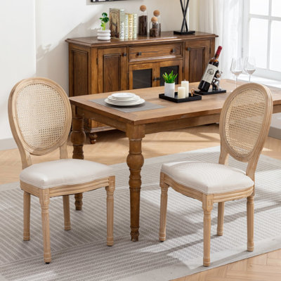 Chaises de salle à manger élégantes, structure en bois massif, lin, fini antique, couleur crème beige. Confortables, en bois recouvert de lin, dossier peint.