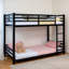 Lit superposé simple au-dessus d'un lit simple en métal avec échelle, garde-corps très haut, cadre noir pour chambre d'enfant