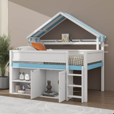 Lit mezzanine pleine grandeur de style maison avec barrière de sécurité et auvent, lit sur le toit en bois avec armoire de rangement et tablettes de présentation