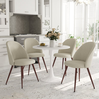 Deux pièces avec table de piédestal ronde et chaises d'invité rembourrées
