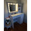 Bureau de coiffeuse avec miroir et lumière, commode de rangement à trois niveaux avec grand tiroir, 3 modes d'éclairage à luminosité réglable, coiffeuse de chambre à coucher