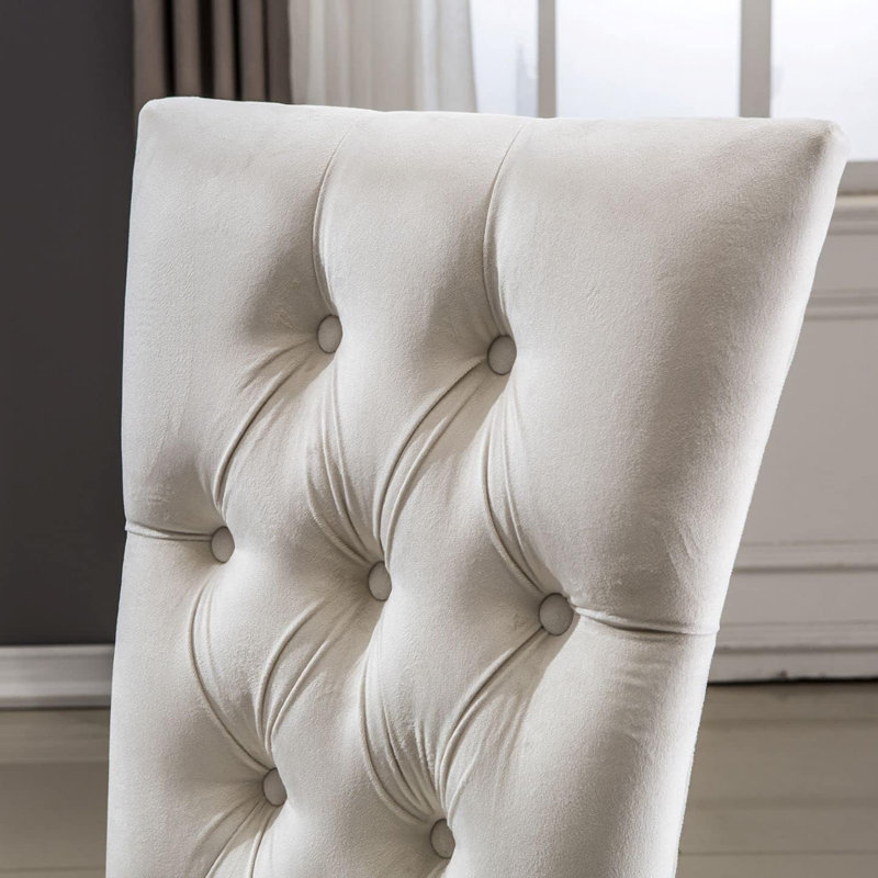 Ensemble de 4 chaises de salle à manger en velours blanc avec boutons capitonnés et pieds argentés en miroir