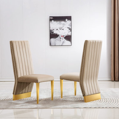 Chaise de restaurant en velours crème, avec têtes de clou décoratives et pieds dorés