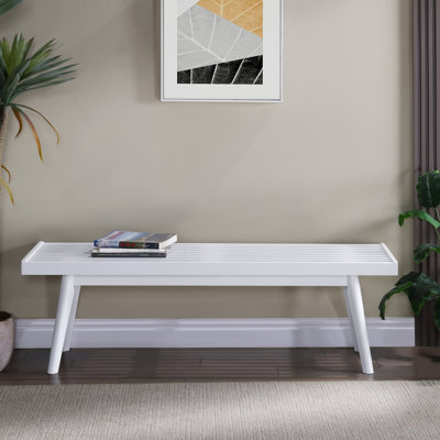 Banc blanc en bois massif avec détail à lattes pour une chambre à coucher élégante dans un look moderne et blanc