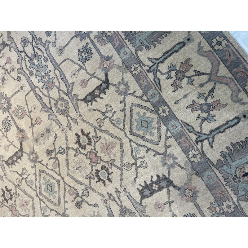 Ushak Oriental Area Rug in Ivory