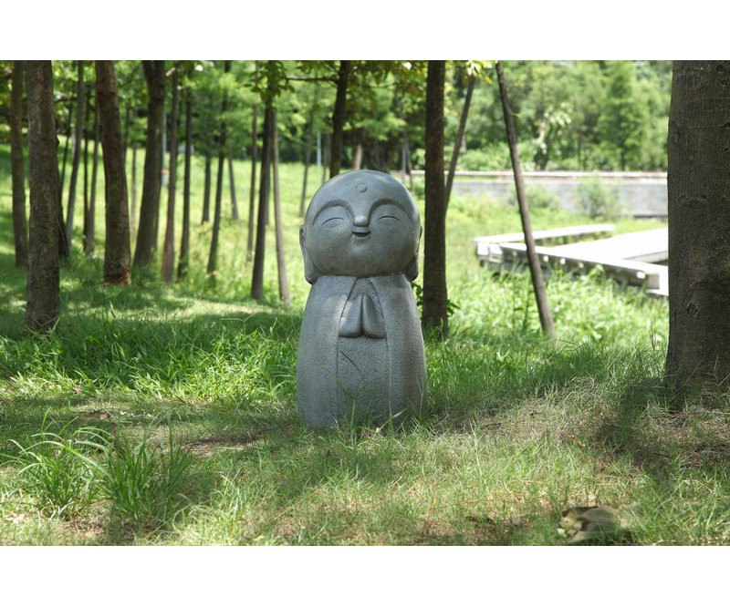 Statue de Jizo japonais chanceux qui prie