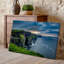 Toile, "Un paysage côtier dramatique avec des falaises imposantes qui montent en profondeur", art mural sur toile vert foncé-2035083847
