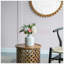 Vase en céramique moderne à motif géométrique triangulaire, blanc brillant et bordure dorée, parfait pour un décor contemporain
