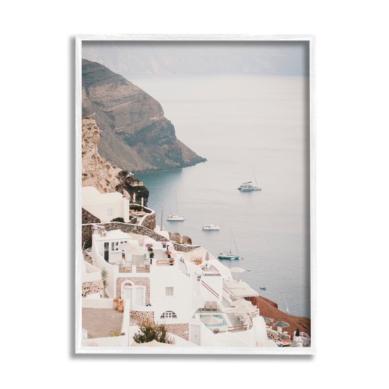 Coastal Port Town par Krista Broadway, H 14 po x l 11 po x P 1,5 po, Estampe numérique encadrée blanc bord de mer
