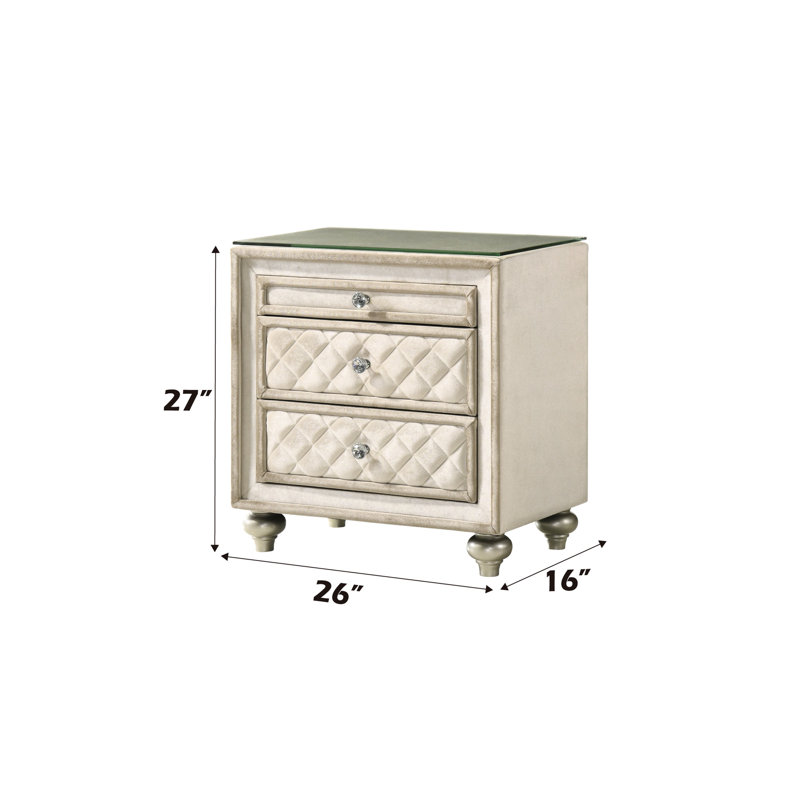 Table de chevet beige en velours avec trois tiroirs et détails avec rangement doublé de velours