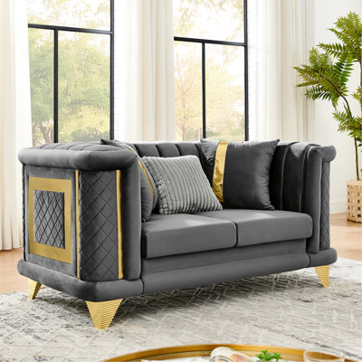 69 pouces en velours gris, canapé de style victorien moderne de style Mid-Century avec garnitures en acier inoxydable doré, siège souple, accoudoirs roulés, coussins en fourrure et à rayures pour le salon, texture et dossier brodés de luxe gris, 3