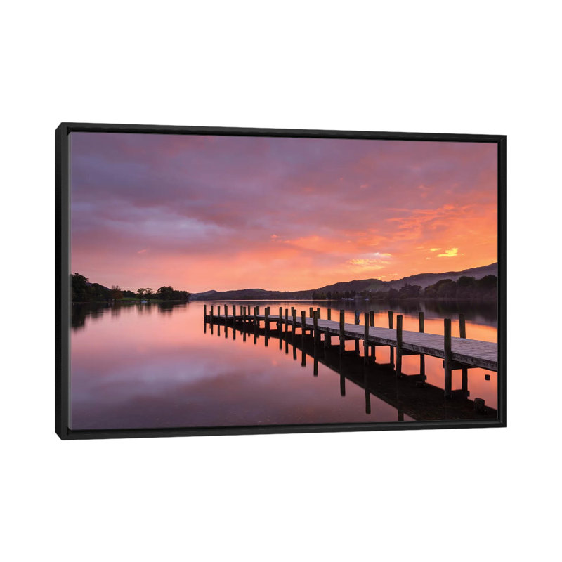 Coucher de soleil sur la jetée par Adam Burton - reproduction de photo, Toile avec cadre noir, H 32 po x l 48 po x 1,5 po
