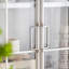 Blanc massif + bois manufacturé + vitrines