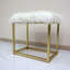 Tabouret de coiffeuse minimaliste moderne en fausse fourrure blanche avec structure en métal doré et miroir rond HD à base gris pâle