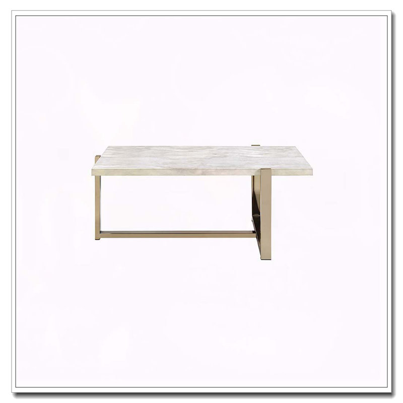 Table basse blanche et champagne