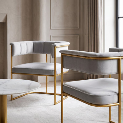 Aurelia - Fauteuil moderne en tissu gris pâle avec accents dorés