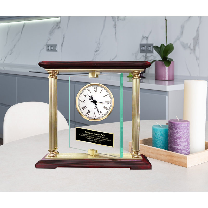 Horloge personnalisée en verre à 360 degrés avec quatre piliers dorés et plaque gravée noire gravée sur une base en bois, Oui