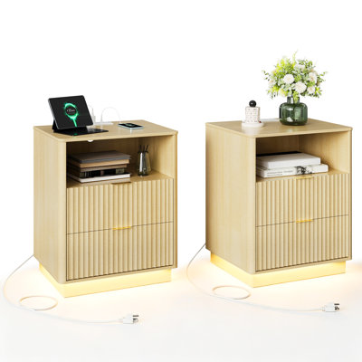 Ensemble de 2 tables de chevet cannelées, tables de chevet modernes de style Mid-Century avec façades de tiroirs cannelées, coins arrondis, concentrateur USB / Type-C / AC, éclairage DEL 7 couleurs, pour chambre d'amis - couleur bois naturel
