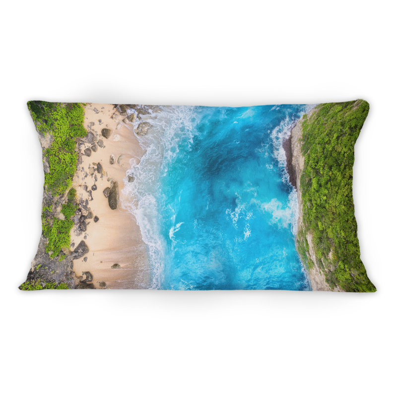 Vue aérienne de la plage tropicale turquoise II - Coussin décoratif imprimé nautique et côtier 1