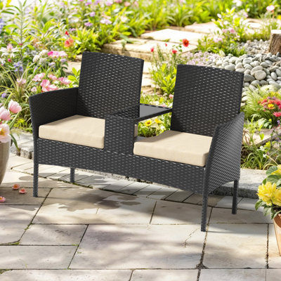 Canapé extérieur 2 places en résine tressée PE, avec table basse intégrée en verre trempé et coussins épais, mobilier de jardin résistant aux intempéries, idéal pour terrasse, porche ou patio, gris.