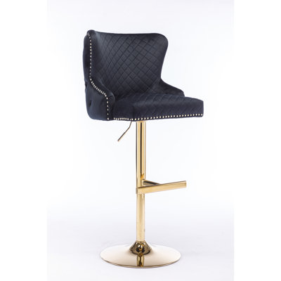 Tabouret de bar à hauteur ajustable en velours noir, dossier à losanges et garniture à fermeture à glissière, coussin en éponge, superbe tête de lion dorée, pieds dorés électrolytiques, tabouret à base antidérapante en noir, disponible, fermet