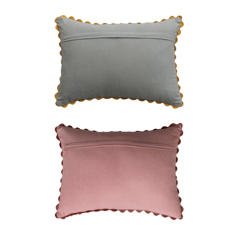 Coussin en coton brodé avec bordure RicRac