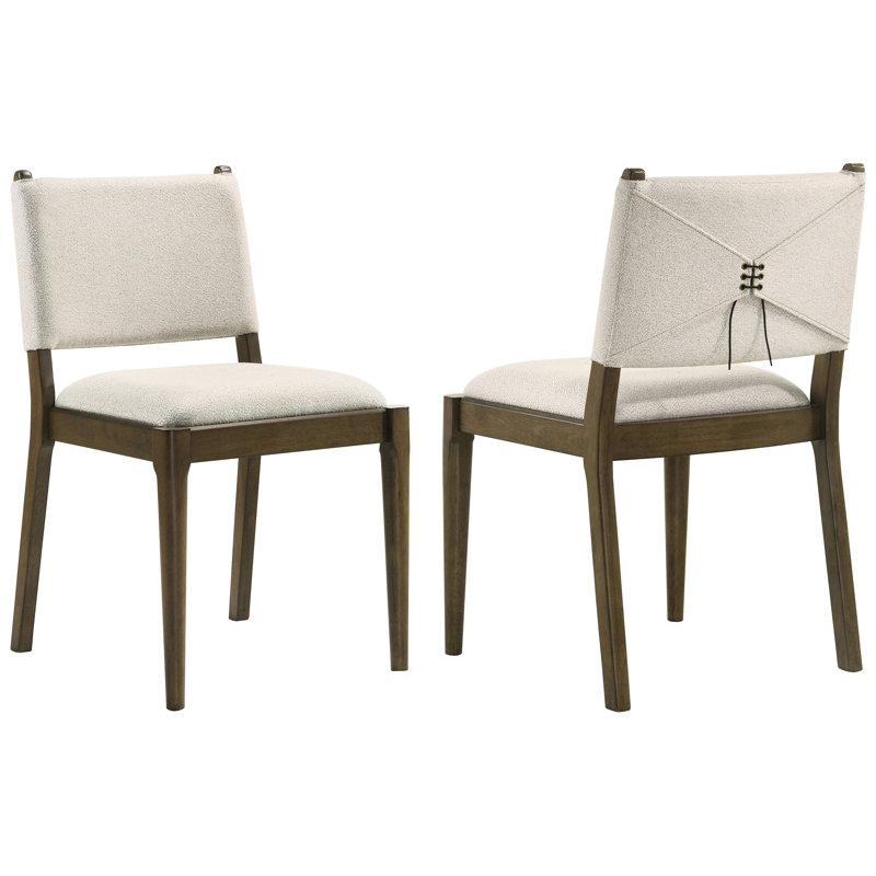 Lot de 2 chaises de salle à manger à dossier plein, pieds fuselés en bois brun et revêtement beige pour un style intemporel. Siège rembourré en mousse et détails à nouer.