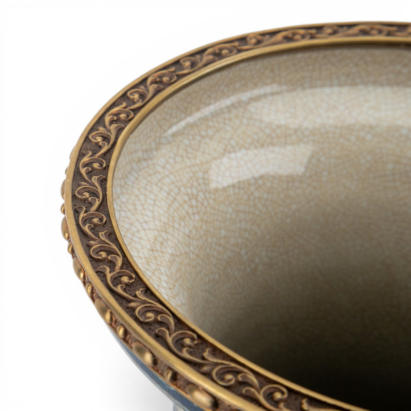 Vase en porcelaine à volutes bleues et bronze doré