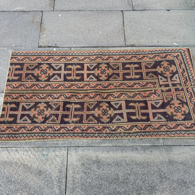 Vintage Turkish Rug with Geometric Patterns - Bohemian Style Oriental Floor Mat for Home Decor
