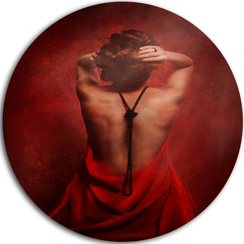« femme en rouge », impression sur métal, H 38 po x l 38 po x P 1 po