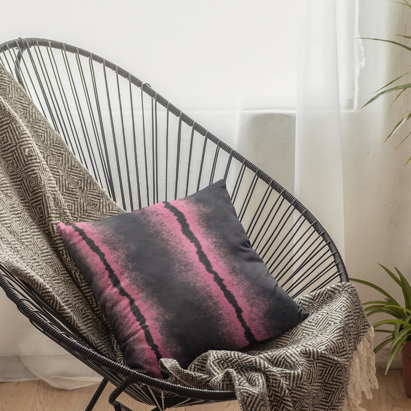 Housse de coussin carré en polyester / mélange de polyester Fluffy Fields, 22 po x 22 po, Fuchsia / noir, Carré