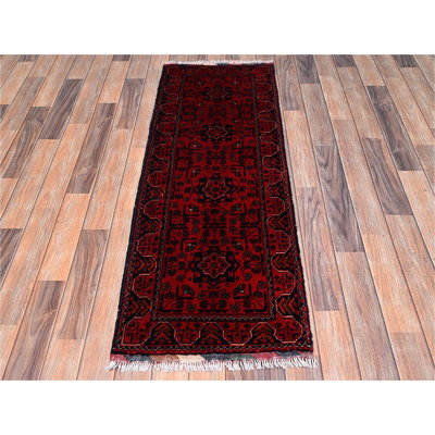 Tapis oriental court rouge et rouge étroit 1 pi 10 po x 5 pi 1 po, motif andkhoy afghan avec motif géométrique, laine douce et veloutée, noué à la main