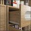 Armoire-buffet autoportante haute avec porte-gobelets en verre, poignées dorées et supports anti-basculement pour la maison et la cuisine