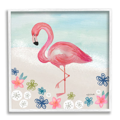 Flamant rose entre des dollars de sable et des fleurs sur le rivage gris