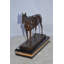 Statue de cheval en argile, reproduction de Jules Moigniez - Taille: L 14 po x l 6 po x H 12 po.
