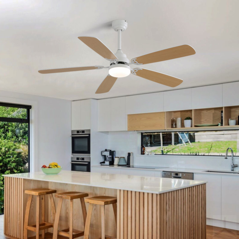 Ventilateur de plafond d'intérieur moderne de 52 pouces avec moteur à courant continu réversible à 5 vitesses et 5 lumières à DEL à intensité variable