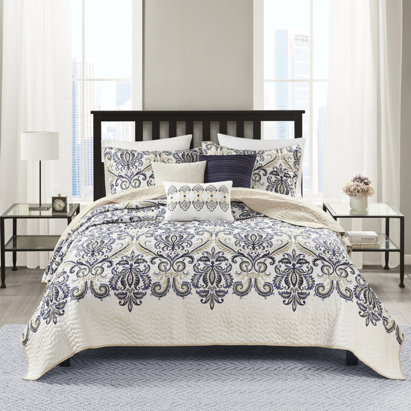 Courtepointe avec coussins, bleu marine / brun clair, double / grand. Motif cachemire 100% microfibre. Revers brossé. 2 taies décoratives, 3 coussins décoratifs. Courtepointe moderne 6 pièces bleu marine / brun clair Spot Clean