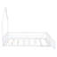 Lit double rustique en bois blanc avec garde-corps