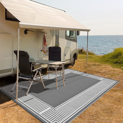 Tapis extérieur imperméable réversible 10 x 14 pi - Tapis de paille en plastique léger - Résistant aux rayons UV, facile à nettoyer - Gris et blanc modernes - Parfait pour la terrasse, le jardin, le camping